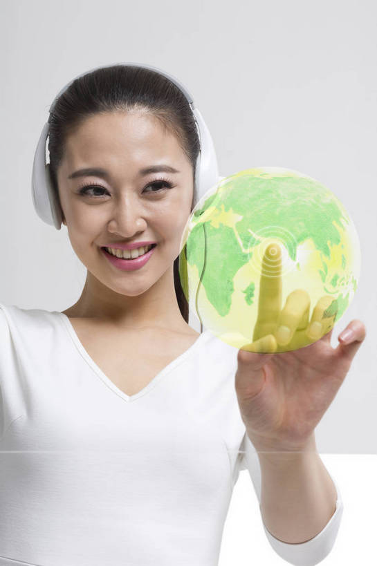 东方人,成年人,一个人,科学家,站,笑,竖图,彩色,室内,留白,抠图,白色背景,商务,时尚,快乐,通讯,自由,幸福,骄傲,信心,显示器,互联网,技术,数码,高科技,科技,北京,中国,亚洲,仅一个年轻女性,指,阴影,研究,透明,工作,科学,空间,网络,地球仪,屏幕,图片,地球,触摸屏,高光,几何,计算机图形,年轻,合成,图像,信息技术,指点,黄种人,数码合成,通讯设备,显示屏,现代,白色,耳机,耳麦,职业,健康,手指,放松,幻想,活力,美女,自信,联络,摄影,生活方式,技巧,对话,好奇,电脑合成图,数码合成图,创造力,科学技术,指向,科幻,未来,愉悦,工作装,合成图,影像,努力,手艺,专业,液晶显示器,虚拟,梦想,单人,输出设备,东亚,防尘服,视频电话,乐观,单独,技能,技艺,交流,年轻女性,女人,女性,亚洲人,中国人,年轻人,技术员,触摸,沟通,接触,通话,半身,欢乐,开心,愉快,妙技,全息图,本领,感知,bj174