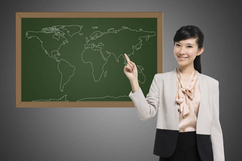 东方人,成年人,一个人,商务人士,教师,站,微笑,横图,彩色,室内,白天,商务,快乐,幸福,骄傲,信心,数码,科技,地图,北京,中国,仅一个年轻女性,指,阴影,灰色背景,套装,正装,网络,图片,高光,几何,计算机图形,年轻,合成,注视,指点,数码合成,黑板,观察,看,手势,职业,活力,美女,自信,讲解,教学,摄影,观看,指导,电脑合成图,数码合成图,察看,培训,指向,愉悦,女教师,合成图,关注,辅导,乐观,年轻女性,女人,女性,亚洲人,中国人,年轻人,白领,讲师,老师,半身,开心,愉快,办公室职员,打手势,培训师,bj174