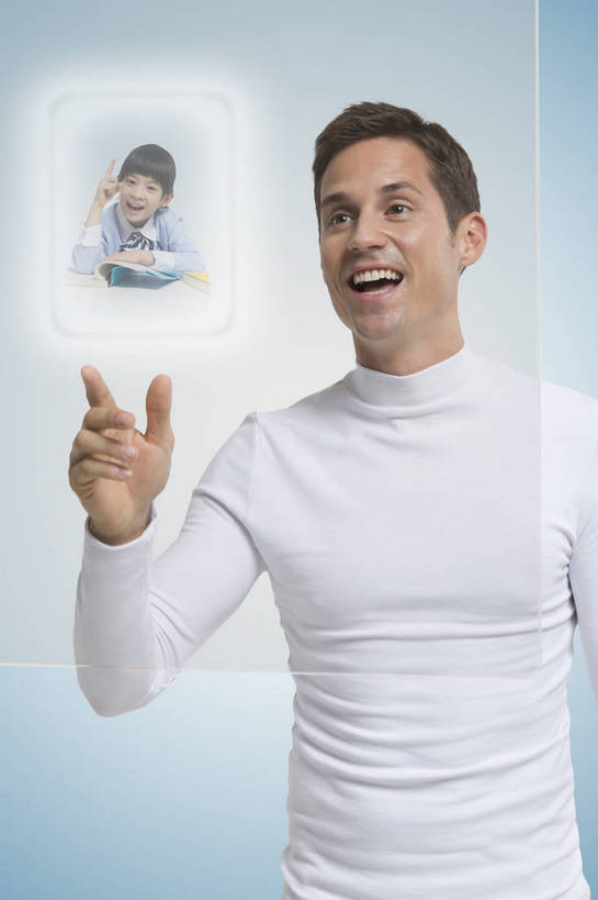 西方人,成年人,中年人,一个人,科学家,站,微笑,竖图,彩色,室内,时尚,快乐,通讯,自由,幸福,骄傲,分享,信心,显示器,互联网,技术,数码,高科技,科技,北京,中国,欧洲人,亚洲,仅一个男性,指,阴影,蓝色背景,研究,透明,工作,科学,空间,网络,屏幕,图片,触摸屏,高光,几何,计算机图形,年轻,合成,图像,信息技术,指点,数码合成,通讯设备,显示屏,现代,白色,职业,健康,手指,放松,幻想,活力,自信,联络,摄影,生活方式,技巧,对话,好奇,电脑合成图,数码合成图,创造力,科学技术,指向,科幻,未来,愉悦,工作装,合成图,影像,努力,手艺,专业,液晶显示器,虚拟,梦想,单人,输出设备,东亚,防尘服,视频电话,乐观,单独,技能,技艺,交流,男人,男性,年轻男性,美国人,年轻人,技术员,触摸,沟通,接触,通话,半身,欢乐,开心,愉快,妙技,全息图,本领,白色人种,感知,bj174