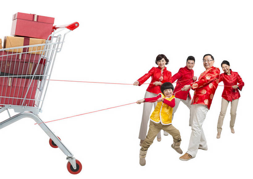 东方人,儿童,成年人,中年人,老年人,家庭,父母,母亲,父亲,女儿,儿子,祖父母,祖母,祖父,三代同堂,站,拉,微笑,横图,彩色,照片,室内,白天,留白,抠图,白色背景,民族服装,聚会,游戏,快乐,兴奋,幸福,纯洁,合作,团队,消费,礼盒,礼物,购物车,北京,中国,春节,新年,亚洲,五个人,风俗,节日,庆祝,鲜艳,手提袋,图片,推车,纸盒,购物袋,许多人,生活,注视,黄种人,漂亮,文化,传统,小孩,红色,礼物盒,绳子,手推车,观察,看,站着,一群人,庆典,和谐,温暖,温馨,喜庆,一家人,放松,精神,可爱,夸张,力量,美女,童年,童趣,财富,金融,摄影,热闹,生活方式,成长,观看,纪念,希望,祖孙,华丽,吉祥,和睦,假期,察看,享乐,仪式,愉悦,关注,中国文化,亲情,群体,典礼,男童,促销,挑战,童真,东亚,烂漫,无邪,团聚,陪同,团圆,乐观,繁荣,元旦,制度,陪伴,无忧无虑,华服,较量,美满,天真,老年男性,老年女性,男孩,男人,男性,年轻女性,女人,女性,中年男性,亚洲人,中国人,孩子,年轻人,全家福,孙子,站立,全身,影棚拍摄,传统服装,礼服,爱,欢乐,开心,愉快,唐装,融洽,男生,传统文化,爸爸,妈妈,传统节日,伴随,bj174