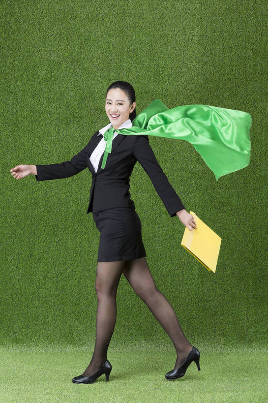 东方人,成年人,一个人,商务人士,秘书,走,笑,微笑,露齿笑,竖图,彩色,照片,西装,商务,快乐,信心,草地,草坪,北京,中国,亚洲,仅一个年轻女性,仅一个女性,仅一个人,绿色背景,套装,正装,图片,文件夹,拿着,注视,职业装,黄种人,数码合成,外套,绿色,自然,草皮,观察,看,职业,卫士,健康,披风,放松,活力,自信,金融,理财,摄影,经济,观看,清爽,合同,环境,生态,察看,愉悦,关注,清新,文档,肖像,保险,超人,单人,流通,斗篷,贸易,东亚,环境保护,乐观,活页夹,超级英雄,单独,年轻女性,女人,女性,亚洲人,中国人,年轻人,白领,外衣,全身,影棚拍摄,开心,愉快,办公室职员,莲蓬衣,服务业,bj174