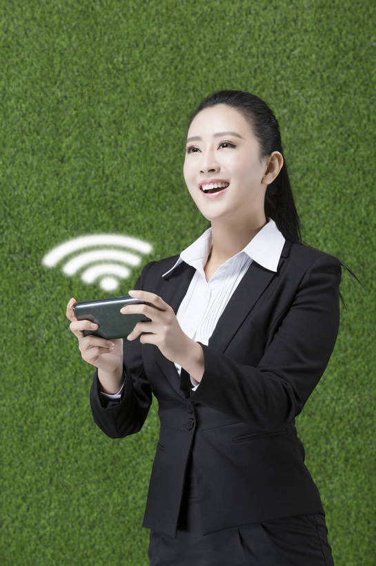 东方人,成年人,一个人,商务人士,秘书,站,笑,微笑,露齿笑,竖图,彩色,照片,西装,商务,游戏,快乐,通讯,分享,信心,互联网,草地,草坪,手机,北京,中国,亚洲,仅一个年轻女性,仅一个女性,仅一个人,绿色背景,套装,正装,信息,符号,图片,拿着,注视,职业装,黄种人,娱乐,电子产品,数码合成,绿色,自然,草皮,按,看,职业,健康,惊喜,放松,活力,自信,摄影,清爽,环境,生态,操作,享乐,愉悦,关注,清新,肖像,单人,东亚,环境保护,乐观,无线电技术,单独,无线电波,年轻女性,女人,女性,亚洲人,中国人,年轻人,白领,电子商务,触摸,沟通,抬头,仰头,半身,影棚拍摄,开心,愉快,办公室职员,bj174
