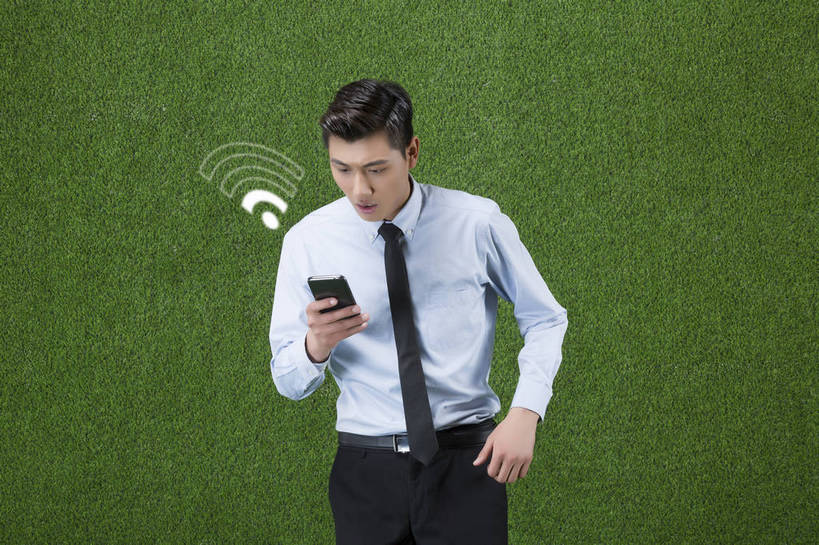 东方人,成年人,一个人,商务人士,商务男性,站,微笑,横图,彩色,照片,衬衫,商务,通讯,互联网,草地,草坪,手机,北京,中国,亚洲,仅一个男性,仅一个人,绿色背景,套装,正装,信息,符号,屏幕,图片,领带,拿着,职业装,黄种人,电子产品,数码合成,仅一个年轻男性,绿色,草皮,按,张嘴,职业,表情,皱眉,迷茫,压力,摄影,吃惊,担忧,疑惑,专心,操作,忧虑,肖像,商务装,问题,情绪,激烈,单人,张大嘴巴,工薪阶层,东亚,挫败,无线电技术,单独,无线电波,迷惑,担心,激动,男人,男性,年轻男性,亚洲人,中国人,年轻人,白领,上班族,张开嘴,触摸,全身,影棚拍摄,衬衣,办公室职员,bj174