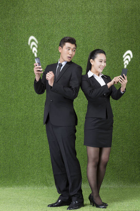 东方人,成年人,两个人,商务人士,商务男性,商务女性,站,微笑,竖图,彩色,照片,衬衫,西装,商务,快乐,通讯,分享,合作,信心,互联网,草地,草坪,手机,北京,中国,亚洲,连接,绿色背景,套装,正装,信息,符号,图片,领带,联系,拿着,扭头,注视,职业装,黄种人,电子产品,数码合成,绿色,自然,草皮,观察,看,转头,背靠背,职业,健康,放松,活力,迷茫,自信,偷看,金融,摄影,对比,观看,疑惑,环境,生态,察看,愉悦,关注,商务装,问题,合伙,偷窥,工薪阶层,东亚,环境保护,乐观,无线电技术,无线电波,差异,迷惑,男人,男性,年轻男性,年轻女性,女人,女性,亚洲人,中国人,年轻人,白领,上班族,沟通,半身,影棚拍摄,衬衣,开心,愉快,办公室职员,bj174