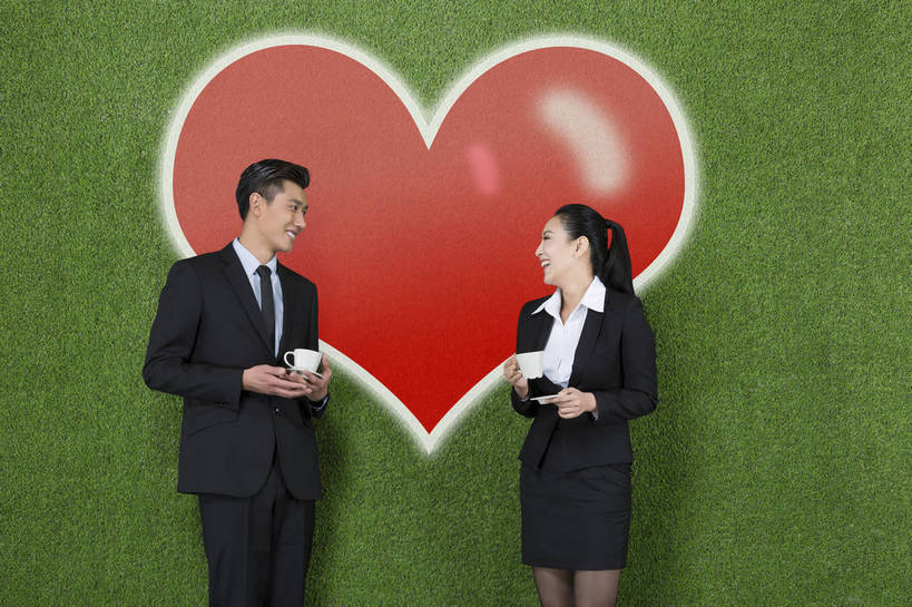 咖啡,东方人,成年人,两个人,伙伴,商务人士,商务男性,商务女性,站,双手交叉,微笑,横图,彩色,照片,衬衫,西装,爱情,商务,快乐,分享,团队,信心,草地,草坪,北京,中国,亚洲,绿色背景,套装,正装,图片,咖啡杯,领带,浪漫,职业装,黄种人,数码合成,红色,绿色,自然,草皮,亲昵,职业,健康,温暖,温馨,调情,恩爱,放松,活力,亲密,自信,抱胸,金融,恋人,摄影,经济,对视,对话,环境,生态,和睦,双手抱胸,愉悦,商务装,暧昧,贸易,工薪阶层,东亚,环境保护,乐观,交流,男人,男性,年轻男性,年轻女性,女人,女性,亚洲人,中国人,年轻人,心型,情侣,白领,上班族,沟通,说话,半身,影棚拍摄,衬衣,爱,开心,愉快,商业,伴侣,融洽,办公室职员,bj174