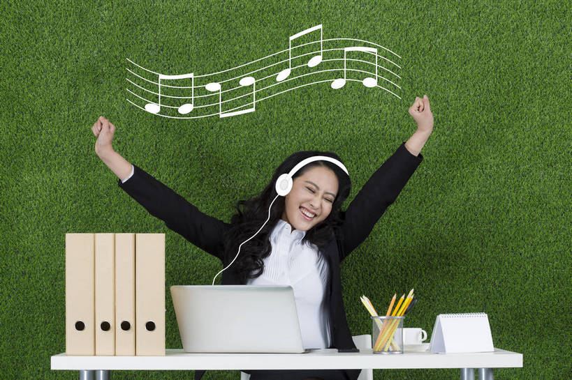 东方人,成年人,头发,一个人,商务人士,秘书,办公室,坐,举,伸展双臂,笑,微笑,露齿笑,横图,彩色,照片,商务,陶醉,快乐,信心,电脑,笔记本电脑,互联网,草地,草坪,北京,中国,亚洲,仅一个年轻女性,仅一个女性,仅一个人,伸展,绿色背景,套装,正装,工作,图片,办公桌,乐谱,文件夹,五线谱,音乐,投入,职业装,黄种人,娱乐,数码合成,文具,绿色,自然,耳机,草皮,托,职业,听音乐,健康,放松,活力,自信,摄影,清爽,合同,环境,生态,毛发,享乐,愉悦,清新,文档,音符,单人,东亚,环境保护,乐观,活页夹,单独,年轻女性,女人,女性,亚洲人,中国人,年轻人,长发,卷发,白领,闭着眼睛,敞开双臂,举起,举手,举着,伸开双臂,向上举,向上伸,向上托,展开双肩,张开手臂,张开双臂,半身,影棚拍摄,开心,愉快,办公室职员,bj174