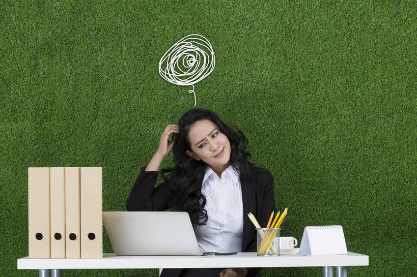 东方人,成年人,头发,一个人,商务人士,秘书,办公室,坐,横图,彩色,照片,商务,电脑,笔记本电脑,互联网,草地,草坪,北京,中国,亚洲,仅一个年轻女性,仅一个女性,仅一个人,绿色背景,套装,正装,工作,图片,办公桌,文件夹,职业装,黄种人,数码合成,文具,绿色,自然,绳子,草皮,看,职业,思考,压力,皱眉头,摄影,合同,担忧,疑惑,复杂,环境,生态,混乱,专心,毛发,忧虑,文档,努力,问题,情绪,单人,东亚,环境保护,挫败,活页夹,单独,想法,担心,年轻女性,女人,女性,亚洲人,中国人,年轻人,长发,卷发,白领,半身,影棚拍摄,混沌,办公室职员,解读,bj174