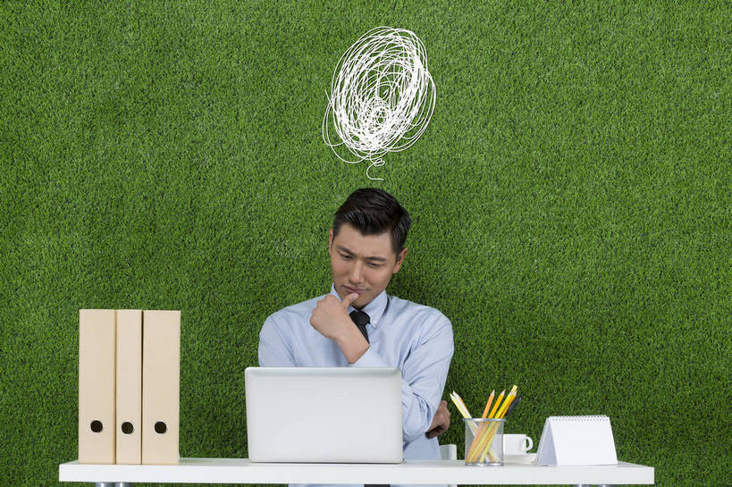 东方人,成年人,一个人,商务人士,办公室,坐,横图,彩色,照片,商务,电脑,笔记本电脑,互联网,草地,草坪,北京,中国,亚洲,仅一个男性,仅一个人,绿色背景,套装,正装,工作,图片,办公桌,文件夹,职业装,黄种人,数码合成,文具,仅一个年轻男性,绿色,自然,草皮,看,职业,思考,压力,抱胸,皱眉头,摄影,合同,担忧,疑惑,复杂,环境,生态,混乱,专心,忧虑,文档,努力,问题,情绪,单人,东亚,环境保护,挫败,活页夹,单独,想法,担心,男人,男性,年轻男性,亚洲人,中国人,年轻人,白领,半身,影棚拍摄,混沌,办公室职员,解读,bj174