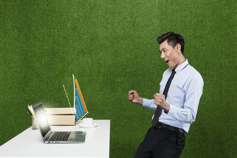 东方人,成年人,一个人,商务人士,办公室,站,举,横图,彩色,照片,衬衫,商务,快乐,兴奋,骄傲,成功,胜利,信心,电脑,笔记本电脑,互联网,数据,草地,草坪,北京,中国,亚洲,仅一个男性,仅一个人,绿色背景,正装,工作,分析,符号,图表,图片,办公桌,表格,领带,大喊,职业装,黄种人,数码合成,箭头,文具,仅一个年轻男性,绿色,自然,草皮,加油,托,握拳,职业,健康,惊喜,放松,活力,自信,摄影,上升,环境,生态,统计,愉悦,成就,意外,指标,销售,目标,单人,业绩,柱状图,东亚,环境保护,乐观,单独,激动,男人,男性,年轻男性,亚洲人,中国人,年轻人,白领,举起,举手,举着,向上举,向上伸,向上托,张开手臂,半身,影棚拍摄,开心,愉快,长条图,条图,条状图,办公室职员,好消息,bj174