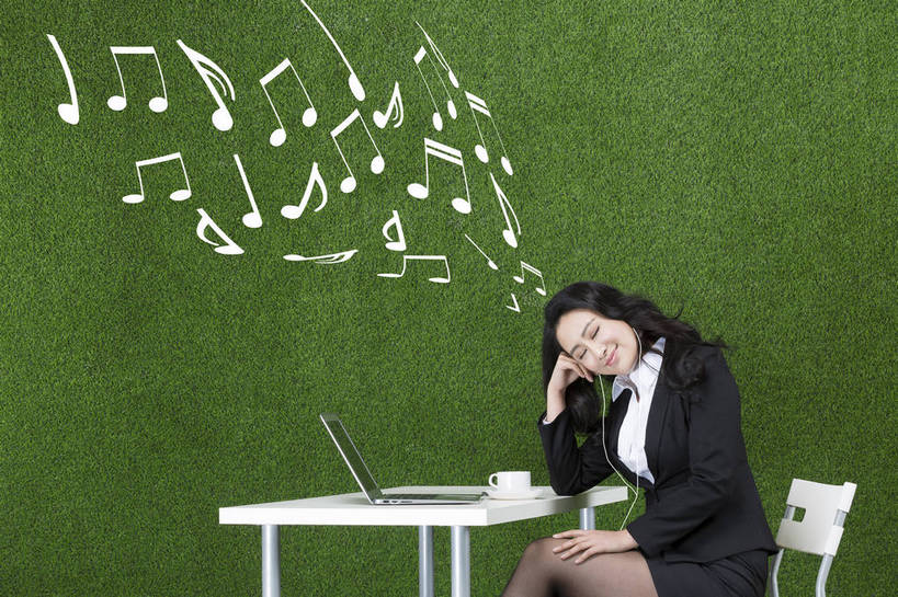 东方人,成年人,头发,一个人,商务人士,秘书,办公室,坐,笑,微笑,露齿笑,横图,彩色,照片,商务,陶醉,快乐,幸福,电脑,笔记本电脑,草地,草坪,北京,中国,亚洲,仅一个年轻女性,仅一个女性,仅一个人,绿色背景,正装,工作,图片,办公桌,五线谱,音乐,投入,托腮,职业装,黄种人,娱乐,数码合成,绿色,自然,耳机,草皮,职业,听音乐,思考,放松,幻想,美女,摄影,希望,环境,生态,毛发,享乐,愉悦,音符,梦想,单人,想象,东亚,憧憬,环境保护,乐观,单独,年轻女性,女人,女性,亚洲人,中国人,年轻人,长发,卷发,白领,闭着眼睛,半身,影棚拍摄,开心,愉快,办公室职员,bj174