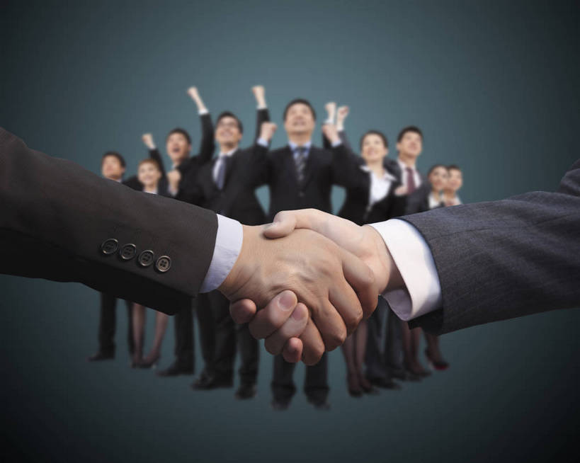 东方人,成年人,中年人,老年人,伙伴,同事,商务人士,站,举,握手,微笑,横图,彩色,室内,特写,衬衫,西装,商务,时尚,快乐,满意,兴奋,友谊,骄傲,成功,合作,团队,集体,信心,数码,科技,城市,北京,中国,亚洲,阴影,蓝色背景,套装,正装,庆祝,工作,网络,图片,领带,高光,几何,计算机图形,年轻,合成,职业装,黄种人,鼓励,数码合成,现代,队伍,加油,托,握拳,一群人,职业,和谐,健康,放松,活力,力量,美女,自信,摄影,生活方式,电脑合成图,数码合成图,领导,象征,愉悦,庄重,合成图,成就,群体,身份,合伙,领袖,东亚,正式,地位,乐观,团结,友情,老年男性,男人,男性,年轻男性,年轻女性,女人,女性,亚洲人,中国人,年轻人,白领,举起,举手,举着,向上举,向上伸,向上托,全身,衬衣,开心,愉快,办公室职员,bj174