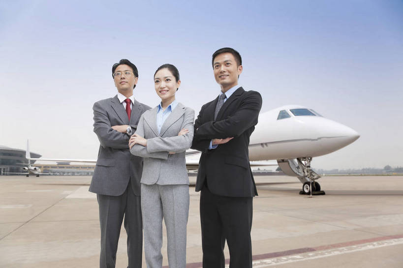 东方人,成年人,中年人,三个人,伙伴,同事,商务人士,商务男性,机场,广场,停车场,站,抱,双手交叉,微笑,横图,彩色,室外,白天,衬衫,西装,商务,快乐,友谊,幸福,智慧,旅途,骄傲,成功,合作,团队,集体,信心,飞机,北京,日光,中国,亚洲,行人,游客,游人,套装,正装,图片,领带,地面,交通,年轻,黄种人,航空,队伍,路人,旅客,蓝天,停机坪,交通工具,和谐,放松,美女,自信,服务,财富,金融,运输,摄影,生活方式,抱着,领导,贵宾,双手抱胸,客机,搂着,象征,愉悦,庄重,经理,成就,载具,商务装,身份,客户,合伙,领袖,管理人员,工薪阶层,东亚,空运,正式,地位,乐观,精明,过客,北京首都国际机场,团结,友情,男人,男性,年轻男性,年轻女性,女人,女性,亚洲人,中国人,年轻人,白领,上班族,搂,衬衣,旅行,欢乐,开心,愉快,商务旅行,商务机,私人飞机,公务机,商务飞机,行政机,bj174