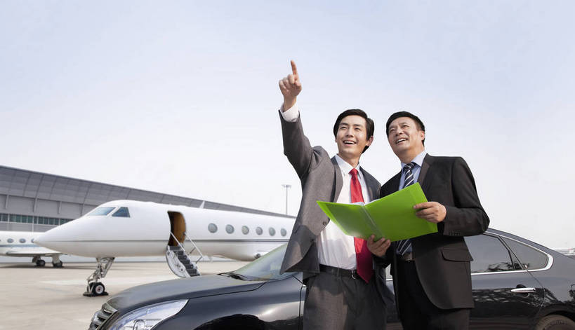 东方人,成年人,中年人,老年人,两个人,伙伴,同事,商务人士,商务男性,机场,广场,停车场,微笑,横图,彩色,室外,白天,衬衫,西装,商务,快乐,友谊,幸福,智慧,旅途,骄傲,成功,合作,团队,集体,信心,飞机,北京,日光,中国,亚洲,乘客,行人,游客,游人,指,套装,正装,档案,图片,文件,领带,文件夹,地面,交通,年轻,指点,黄种人,航空,队伍,路人,旅客,蓝天,停机坪,交通工具,和谐,放松,自信,服务,财富,金融,运输,摄影,生活方式,领导,客机,指向,象征,愉悦,庄重,成就,载具,商务装,身份,客户,合伙,领袖,蓝图,工薪阶层,东亚,空运,正式,地位,乐观,精明,活页夹,过客,北京首都国际机场,团结,友情,老年男性,男人,男性,年轻男性,亚洲人,中国人,年轻人,白领,上班族,衬衣,旅行,欢乐,开心,愉快,展望,商务旅行,商务机,私人飞机,公务机,商务飞机,行政机,bj174