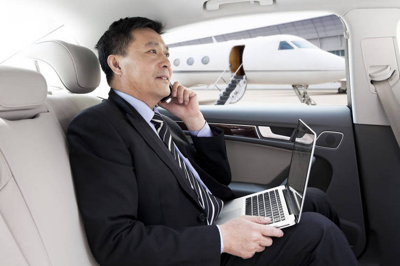 东方人,成年人,中年人,老年人,一个人,商务人士,商务男性,机场,广场,停车场,坐,打电话,微笑,横图,彩色,室外,白天,衬衫,西装,商务,快乐,通讯,幸福,智慧,旅途,骄傲,成功,信心,笔记本电脑,飞机,手机,北京,中国,亚洲,仅一个人,行人,游客,游人,套装,正装,图片,地面,交通,豪华,黄种人,航空,路人,旅客,停机坪,交通工具,便捷,成熟,放松,自信,服务,财富,金融,运输,摄影,生活方式,贵宾,舒适,客机,轻松,愉悦,经理,成就,抵达,载具,高档,商务装,客户,单人,管理人员,工薪阶层,东亚,空运,乐观,精明,单独,过客,北京首都国际机场,男人,男性,中年男性,亚洲人,中国人,白领,上班族,沟通,交谈,通话,衬衣,旅行,欢乐,开心,愉快,奢华,商务旅行,商务机,私人飞机,公务机,商务飞机,行政机,bj174