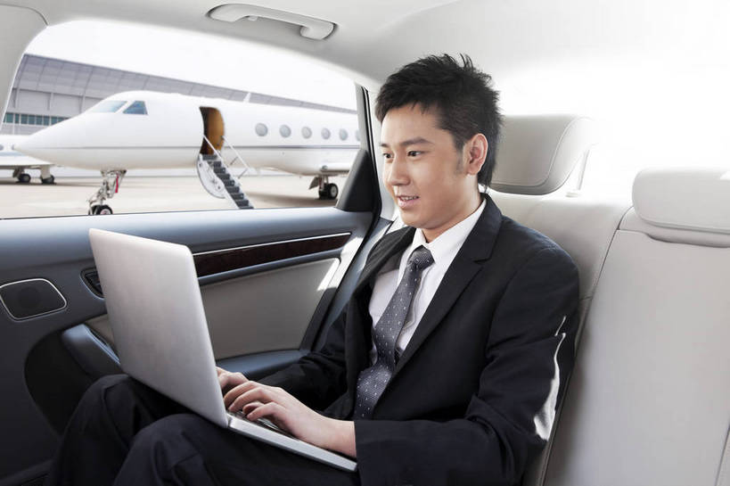 东方人,成年人,一个人,商务人士,商务男性,机场,广场,停车场,坐,微笑,横图,彩色,室外,白天,衬衫,西装,商务,快乐,幸福,智慧,旅途,骄傲,成功,信心,笔记本电脑,互联网,飞机,汽车,北京,日光,中国,亚洲,仅一个人,行人,游客,游人,套装,正装,网络,信息,图片,机动车,地面,交通,豪华,年轻,信息技术,黄种人,娱乐,航空,路人,旅客,蓝天,停机坪,交通工具,打字,享受,便捷,成熟,放松,自信,服务,财富,金融,运输,摄影,生活方式,贵宾,舒适,客机,享乐,轻松,愉悦,经理,成就,抵达,载具,高档,商务装,客户,豪华轿车,车座,单人,管理人员,工薪阶层,东亚,空运,乐观,精明,单独,过客,北京首都国际机场,上网,男人,男性,年轻男性,亚洲人,中国人,年轻人,白领,上班族,半身,衬衣,旅行,欢乐,开心,愉快,奢华,商务旅行,商务机,私人飞机,公务机,商务飞机,行政机,bj174