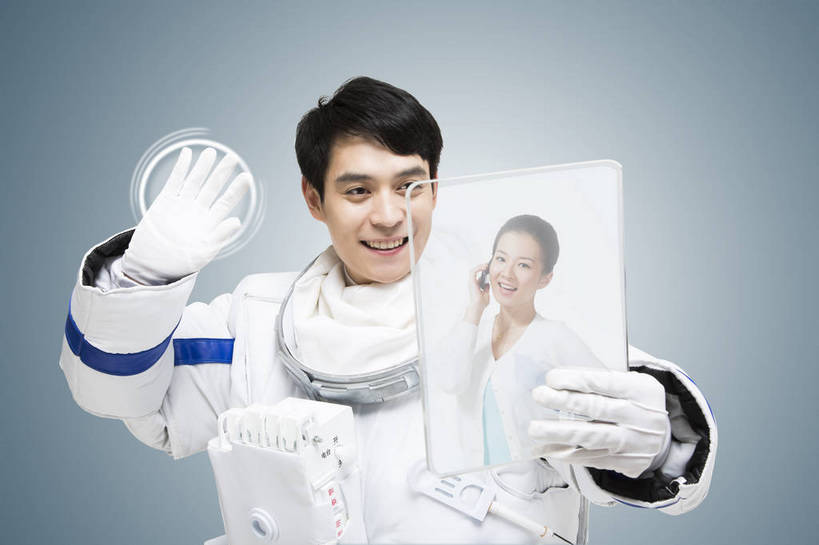 东方人,成年人,中年人,一个人,宇航员,飞行员,站,微笑,横图,彩色,室内,探险,骄傲,分享,成功,信心,显示器,技术,数码,航天,高科技,科技,北京,中国,亚洲,仅一个男性,阴影,灰色背景,宇航服,科学,网络,屏幕,图片,高光,几何,计算机图形,年轻,合成,黄种人,数码合成,通讯设备,显示屏,职业,展示,幻想,探索,自信,联络,伸手,摄影,对话,电脑合成图,数码合成图,创造力,科学技术,科幻,未来,太空服,合成图,成就,天文,出示,液晶显示器,航天员,梦想,单人,输出设备,东亚,视频电话,出色,杰出,卓越,乐观,单独,伟大,贡献,太空人,光荣,交流,男人,男性,年轻男性,亚洲人,中国人,年轻人,沟通,通话,半身,愉快,bj174