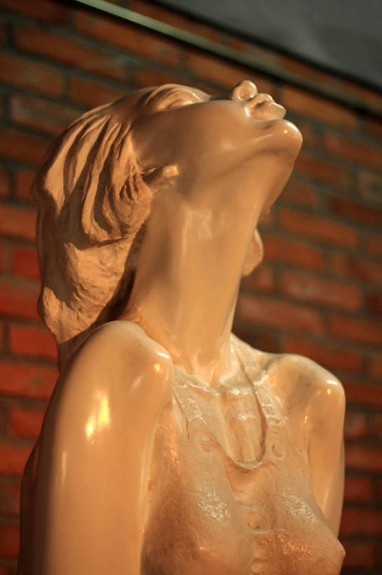 东方人,一个人,无人,站,竖图,室内,特写,白天,正面,建材,建筑,静物,雕塑,上海,中国,亚洲,仅一个年轻女性,仅一个女性,仅一个人,阴影,服装,朦胧,模糊,艺术,装饰,光线,背心,材料,雕刻,雕像,影子,砖,砖块,墙,灯光,注视,黄种人,红坊,创意园,墙壁,墙面,衣服,工艺品,看,站着,砖头,建造,服饰,红砖,纪念,美术,申,衣着,穿着,关注,主题,陈列,东亚,长宁区,上海市,中华人民共和国,沪,华东地区,功能,美学,衣饰,年轻女性,女人,女性,亚洲人,卷发,石料,抬头,仰头,站立,半身,彩图,砌墙砖,红坊文化艺术社区,红坊创意园区,短发,shlxx1