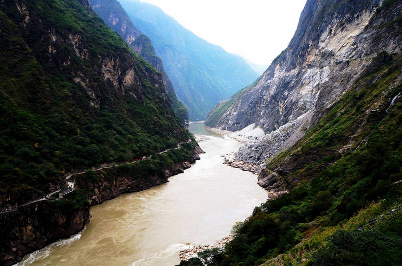 无人,横图,俯视,室外,白天,旅游,度假,河流,石头,美景,森林,山,山脉,树林,水,峡谷,植物,香格里拉,中国,亚洲,石子,河水,景观,山峰,水流,山谷,山峦,娱乐,迪庆,云南,树,树木,绿色,天空,自然,群山,天,享受,休闲,景色,放松,生长,成长,岩层,自然风光,东亚,虎跳峡,中甸,迪庆藏族自治州,云南省,中华人民共和国,西南地区,滇,迪庆州,香格里拉县,石块,岩石,彩图,高角度拍摄,shlxx1
