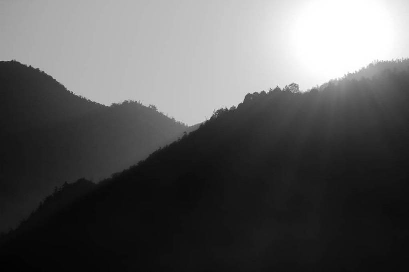 无人,横图,黑白,室外,白天,仰视,旅游,度假,日出,美景,森林,山,山脉,树林,太阳,植物,中国,亚洲,阴影,光线,影子,景观,山峰,朝霞,晨曦,黎明,山峦,娱乐,江西,婺源,树,树木,绿色,天空,阳光,自然,群山,天,享受,休闲,景色,放松,生长,成长,自然风光,东亚,江西省,中华人民共和国,华东地区,赣,婺源县,上饶,上饶市,朝阳,低角度拍摄,卯时,破晓,日始,shlxx1