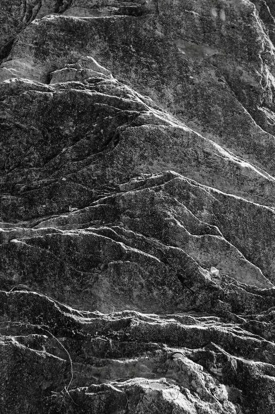 无人,竖图,黑白,室外,特写,白天,正面,石头,美景,山,阴影,光线,纹路,石子,纹理,影子,景观,山峰,悬崖,山峦,斑驳,阳光,自然,景色,自然风光,肌理,绝壁,班驳,石块,岩石,全画面,全框架,全帧,全画幅,shlxx1