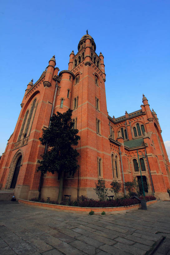 无人,公园,教堂,竖图,室外,白天,仰视,旅游,度假,植物,窗户,标志建筑,地标,建筑,上海,中国,亚洲,阴影,节日,光线,影子,墙,地面,文化,娱乐,建设,玻璃窗,墙壁,墙面,树,树木,蓝色,绿色,蓝天,天空,阳光,自然,天,祈祷,享受,休闲,健康,旅游胜地,放松,许愿,宗教,信仰,生长,晴朗,成长,纪念,祈求,申,国家公园,信念,东亚,佘山,松江区,上海市,万里无云,中华人民共和国,沪,华东地区,佘山天主教堂,平安,晴空,晴空万里,彩图,低角度拍摄,大教堂,礼拜堂,上海佘山天主教堂,佘山国家森林公园,佘山圣母大殿,佘山圣母大教堂,远东圣母大殿,shlxx1