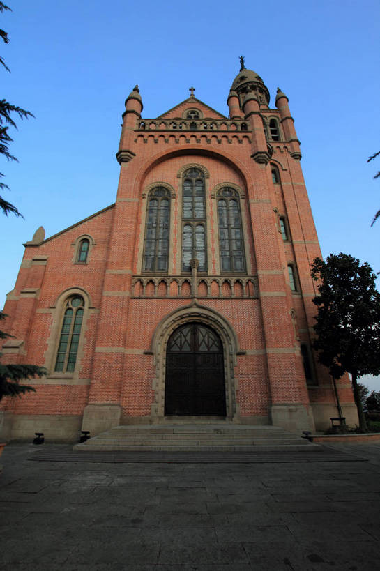 无人,公园,教堂,竖图,室外,白天,仰视,旅游,度假,植物,窗户,楼梯,门,标志建筑,地标,建筑,上海,中国,亚洲,阴影,节日,光线,影子,阶梯,墙,拱门,地面,文化,娱乐,建设,玻璃窗,墙壁,墙面,台阶,树,树木,蓝色,绿色,蓝天,天空,阳光,自然,门框,天,祈祷,享受,休闲,健康,旅游胜地,放松,许愿,宗教,信仰,生长,晴朗,成长,纪念,祈求,申,国家公园,信念,东亚,佘山,松江区,上海市,万里无云,中华人民共和国,沪,华东地区,佘山天主教堂,平安,晴空,晴空万里,彩图,低角度拍摄,大教堂,礼拜堂,上海佘山天主教堂,佘山国家森林公园,佘山圣母大殿,佘山圣母大教堂,远东圣母大殿,shlxx1