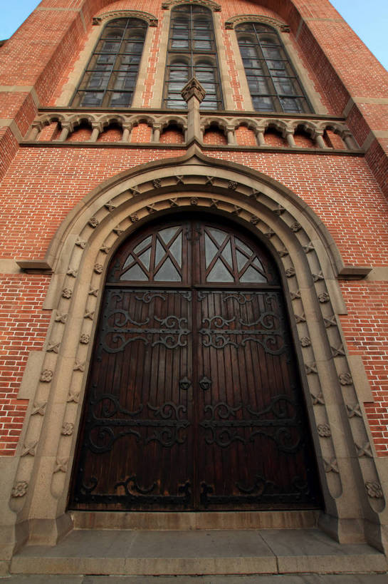 无人,公园,教堂,竖图,室外,白天,仰视,旅游,度假,窗户,楼梯,门,标志建筑,地标,建筑,上海,中国,亚洲,节日,阶梯,墙,拱门,文化,娱乐,建设,玻璃窗,墙壁,墙面,台阶,蓝色,蓝天,天空,门框,天,祈祷,享受,休闲,健康,旅游胜地,放松,许愿,宗教,信仰,晴朗,纪念,祈求,申,国家公园,信念,东亚,佘山,松江区,上海市,万里无云,中华人民共和国,沪,华东地区,佘山天主教堂,平安,晴空,晴空万里,彩图,低角度拍摄,大教堂,礼拜堂,上海佘山天主教堂,佘山国家森林公园,佘山圣母大殿,佘山圣母大教堂,远东圣母大殿,shlxx1