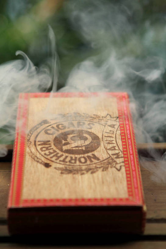 无人,竖图,俯视,室内,特写,白天,草地,草坪,植物,窗户,香烟,朦胧,模糊,围绕,木制,纸盒,烟雾,玻璃窗,窗台,盒子,草,一个,红色,绿色,包装盒,木制品,容器,享受,雪茄,烟,缭绕,单个,储藏,储存,旋绕,萦绕,淡定,回绕,从容,烟草,彩图,高角度拍摄,贮存,shlxx1