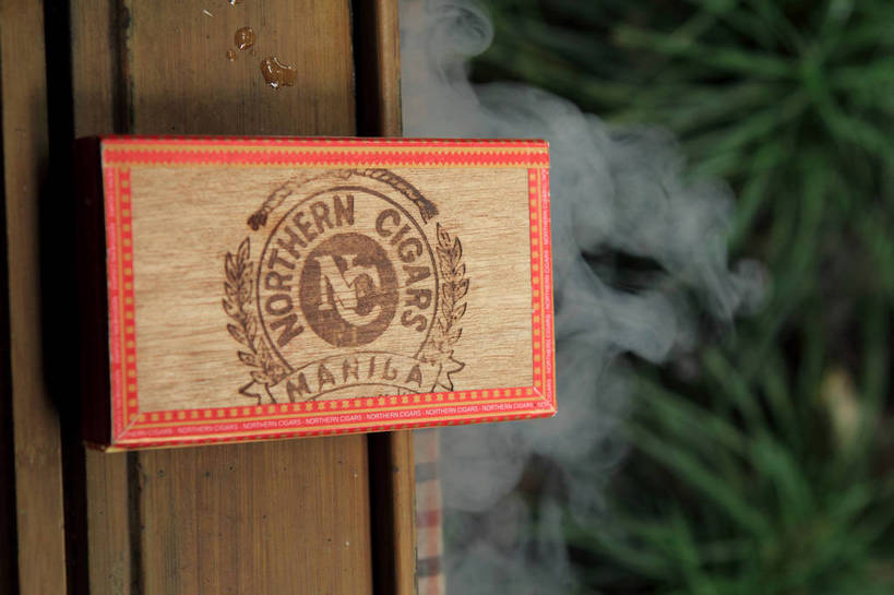 无人,横图,俯视,室内,特写,白天,草地,草坪,植物,窗户,香烟,朦胧,模糊,围绕,木制,纸盒,烟雾,玻璃窗,窗台,盒子,草,一个,红色,绿色,包装盒,木制品,容器,享受,雪茄,烟,缭绕,单个,储藏,储存,旋绕,萦绕,淡定,回绕,从容,烟草,彩图,高角度拍摄,贮存,shlxx1