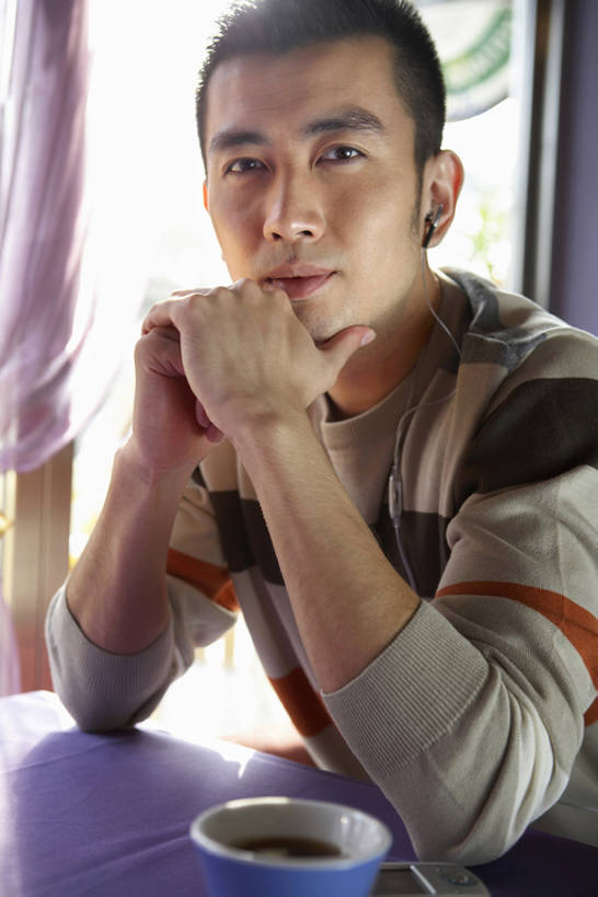 咖啡,东方人,成年人,一个人,握手,竖图,室内,白天,正面,陶醉,快乐,通讯,技术,桌子,杯子,手机,北京,中国,亚洲,仅一个男性,仅一个人,撑,喝,耳塞,咖啡杯,联系,音乐,音乐播放器,托腮,注视,休闲装,仅一个年轻男性,随身听,观察,看,托,享受,休闲,放松,想,摄影,观看,察看,便利,享乐,关注,托下巴,咖啡店,东亚,热饮,黑咖啡,无线电技术,无忧无虑,男人,男性,年轻男性,亚洲人,中国人,年轻人,休闲活动,搀手,拉手,手拉手,手握手,坐着,半身,彩图,欢乐,咖啡馆,ipod播放器,播放器,沉醉,bj175