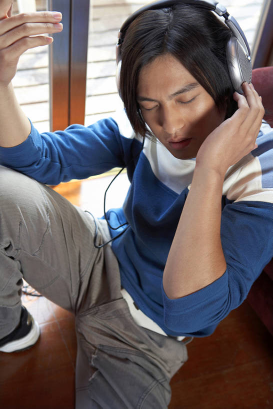 东方人,成年人,一个人,竖图,室内,白天,侧面,陶醉,快乐,幸福,技术,窗户,北京,中国,亚洲,仅一个男性,仅一个人,握,音乐,听,音乐播放器,休闲装,仅一个年轻男性,耳机,随身听,手势,享受,休闲,舒服,放松,握着,摄影,享乐,爱好,MP3播放器,东亚,无忧无虑,男人,男性,年轻男性,亚洲人,中国人,年轻人,休闲活动,闭着眼睛,坐着,彩图,高角度拍摄,欢乐,咖啡馆,ipod播放器,播放器,打手势,沉醉,bj175