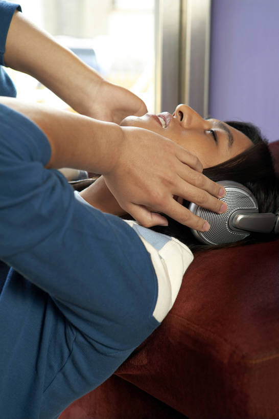 东方人,成年人,脸,头,脸颊,一个人,笑,微笑,露齿笑,竖图,室内,白天,侧面,陶醉,快乐,幸福,技术,窗户,北京,中国,亚洲,仅一个男性,仅一个人,握,音乐,听,音乐播放器,休闲装,肩膀,仅一个年轻男性,耳机,随身听,享受,休闲,舒服,放松,握着,摄影,享乐,爱好,MP3播放器,东亚,无忧无虑,男人,男性,年轻男性,亚洲人,中国人,年轻人,头部,脸部,脸蛋,面部,休闲活动,闭着眼睛,躺着,仰头,仰卧,坐着,彩图,欢乐,咖啡馆,ipod播放器,播放器,沉醉,bj175