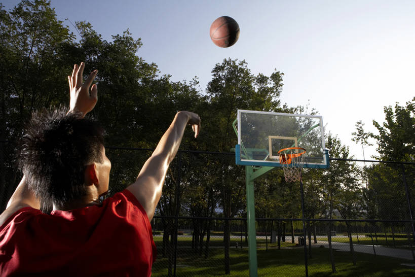 东方人,成年人,肌肉,一个人,学生,运动员,举,横图,俯视,航拍,室外,白天,留白,锻炼,游戏,运动,信心,竞争,北京,中国,亚洲,仅一个男性,仅一个人,射门,握,运动衣,篮球框,篮球场,球场,训练,投篮,玩,篮球运动员,球,树,仅一个年轻男性,背面,红色,蓝色,天空,夏天,托,休闲,健康,放松,活力,力量,握着,摄影,迅速,酷,团体运动,享乐,鸟瞰,运送,决心,瞄准,努力,爱好,挑战,篮球运动,东亚,技能,能力,男人,男性,年轻男性,亚洲人,中国人,年轻人,休闲活动,体育运动员,运动选手,举起,举手,举着,扔,向上举,向上伸,向上托,半身,彩图,高角度拍摄,bj175