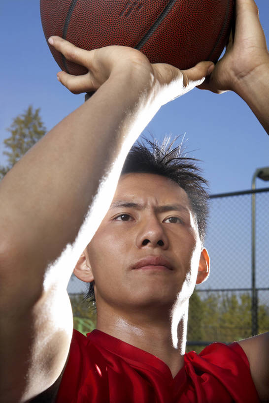 东方人,成年人,脸,头,脸颊,肌肉,一个人,学生,运动员,举,竖图,俯视,航拍,室外,白天,正面,锻炼,游戏,运动,信心,竞争,北京,中国,亚洲,仅一个男性,仅一个人,射门,握,运动衣,篮球框,篮球场,球场,训练,投篮,玩,篮球运动员,肩膀,球,树,仅一个年轻男性,红色,蓝色,天空,夏天,托,休闲,健康,放松,活力,力量,握着,摄影,迅速,酷,团体运动,享乐,鸟瞰,运送,决心,瞄准,努力,爱好,挑战,篮球运动,东亚,技能,能力,男人,男性,年轻男性,亚洲人,中国人,年轻人,头部,脸部,脸蛋,面部,休闲活动,体育运动员,运动选手,举起,举手,举着,向上举,向上伸,向上托,彩图,高角度拍摄,bj175