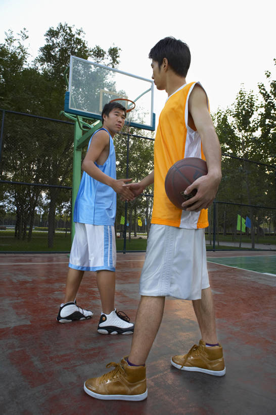 东方人,成年人,两个人,学生,运动员,握手,竖图,室外,白天,侧面,运动服,运动鞋,锻炼,游戏,友谊,成功,运动,团队,信心,竞争,北京,中国,亚洲,对抗,握,准备,运动衣,短裤,篮球框,栅栏,篮球场,球场,训练,玩,篮球运动员,袜子,球,蓝色,天空,夏天,站着,健康,活力,握着,摄影,酷,团体运动,运送,体育器械,努力,荣誉,挑战,篮球运动,东亚,陪同,技能,陪伴,能力,男人,男性,年轻男性,亚洲人,中国人,年轻人,休闲活动,体育运动员,运动选手,彩图,全身,伴随,bj175