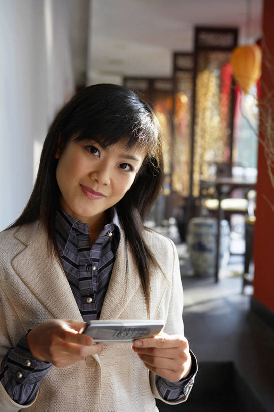 东方人,头发,一个人,商务人士,商务女性,打电话,微笑,竖图,室内,室外,白天,正面,西装,商务,满意,通讯,成功,信心,技术,手机,北京,中国,亚洲,仅一个年轻女性,仅一个女性,仅一个人,握,套装,正装,拨打,注视,黑色,观察,看,站着,职业,想,握着,摄影,观看,察看,专心,关注,发短信,肖像,商务装,工薪阶层,智能手机,东亚,一套,无线电技术,年轻女性,女人,女性,亚洲人,中国人,年轻人,白领,上班族,彩图,电子记事本,bj175