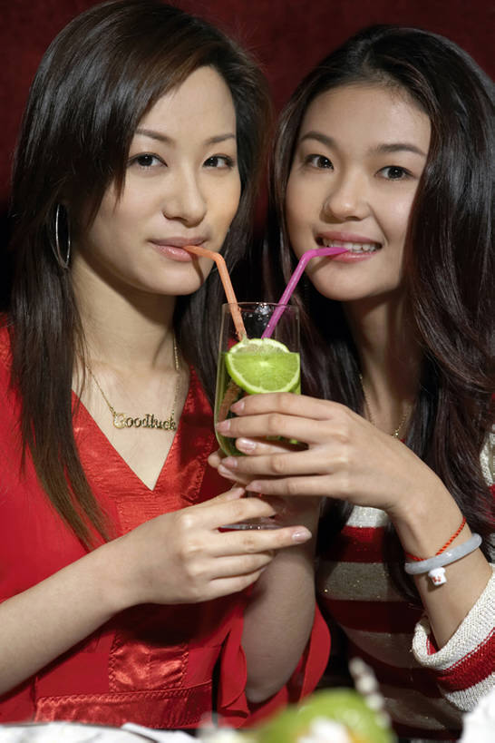 东方人,成年人,两个人,笑,微笑,露齿笑,竖图,室内,白天,正面,聚会,快乐,友谊,幸福,分享,窗户,城市,柠檬,杯子,北京,中国,亚洲,喝,连接,握,并排,高脚杯,食品,酒类,饮品,注视,休闲装,饮食,食物,饮料,观察,看,休闲,放松,亲密,握着,摄影,观看,察看,享乐,愉悦,葡萄酒杯,关注,可口,肖像,合伙,东亚,陪同,适口,陪伴,男人,男性,年轻男性,年轻女性,女人,女性,亚洲人,中国人,年轻人,休闲活动,坐着,半身,彩图,欢乐,深情,餐馆,闺密,混合饮料,伴随,bj175