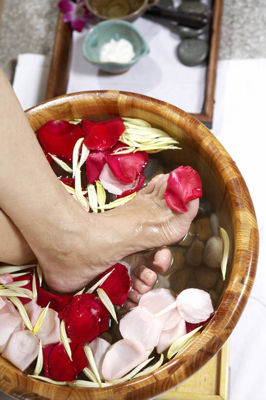 一个人,坐,盘腿,竖图,室内,爱情,按摩,美容,快乐,幸福,纯洁,热情,石头,水,玫瑰,北京,中国,亚洲,护肤,朦胧,模糊,装饰,盛开,玫瑰花,浪漫,花蕾,餐盘,光脚,干净,花,花瓣,花朵,鲜花,自然,精油,香薰,碗,花苞,花蕊,保养,享受,休息,休闲,健康,舒服,温暖,温馨,赤脚,恩爱,放松,SPA水疗,保健,芳香疗法,足浴,温泉浴场,摄影,呵护,部分,光滑,和睦,高雅,舒适,享乐,华贵,感动,舒心,舒缓,足,香薰精油,东亚,养颜,尊敬,细腻,减压,平滑,香薰疗法,植物精油,天真,刺玫花,徘徊花,年轻女性,女人,女性,中国人,年轻人,岩石,休闲活动,矿泉疗养地,盘腿而坐,盘膝,盘着腿的,盘着腿坐,双腿交叉,坐着,半身,彩图,高角度拍摄,水疗,融洽,浸渍,bj175