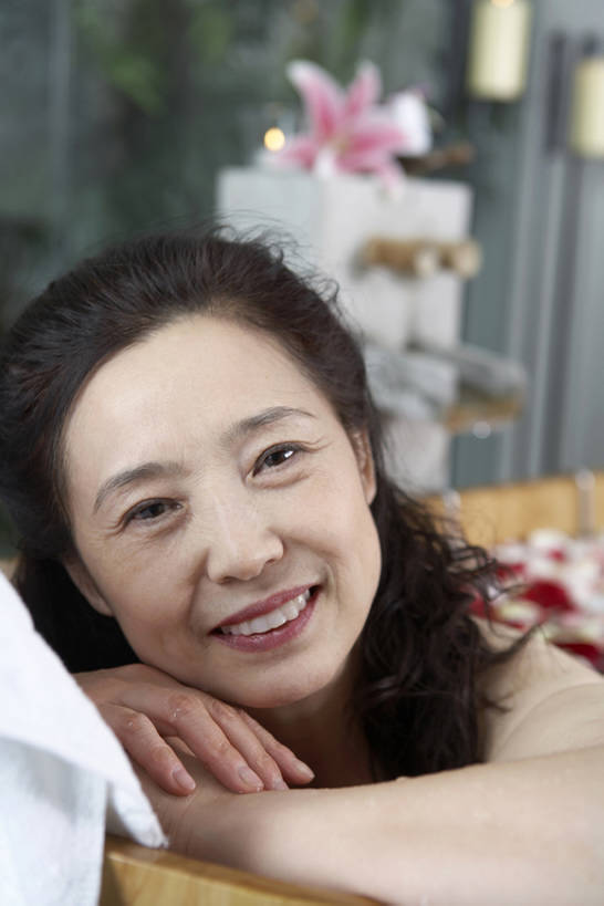 东方人,老年人,脸,头,脸颊,一个人,美容院,笑,微笑,露齿笑,竖图,室内,白天,正面,按摩,美容,快乐,满意,幸福,水,玫瑰,北京,中国,亚洲,仅一个女性,仅一个人,撑,护肤,鲜艳,美丽,托腮,注视,干净,裸露,肩膀,花瓣,精油,香薰,观察,看,托,仅一个中年女性,保养,享受,休息,休闲,健康,舒服,放松,SPA水疗,保健,芳香疗法,温泉浴场,摄影,观看,呵护,光滑,察看,高雅,舒适,享乐,关注,托下巴,裸,舒心,舒缓,香薰精油,东亚,纯净,养颜,细腻,桑拿浴,减压,平滑,香薰疗法,植物精油,热石疗法,老年女性,女人,女性,中年女性,亚洲人,中国人,头部,脸部,脸蛋,面部,休闲活动,矿泉疗养地,彩图,水疗,bj175