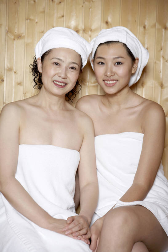 东方人,老年人,两个人,家庭,母亲,女儿,美容院,笑,微笑,露齿笑,竖图,室内,正面,按摩,美容,快乐,友谊,幸福,北京,中国,亚洲,护肤,连接,并排,包裹,纺织物,长椅,美丽,注视,干净,毛巾,观察,看,清洁,保养,享受,休息,休闲,健康,舒服,母女,放松,SPA水疗,保健,温泉浴场,摄影,观看,保暖,呵护,光滑,察看,高雅,享乐,关注,华贵,透气,东亚,纯净,养颜,防水,陪同,细腻,桑拿浴,平滑,储水,耐磨,吸水,陪伴,热石疗法,老年女性,年轻女性,女人,女性,亚洲人,中国人,年轻人,休闲活动,矿泉疗养地,触摸,坐着,彩图,水疗,公共浴室,摆拍,伴随,bj175