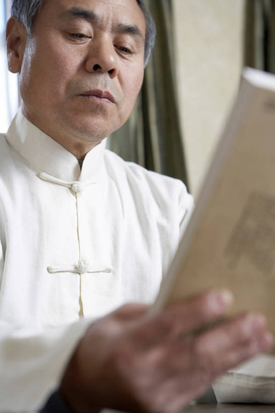 东方人,老年人,一个人,图书馆,竖图,室内,特写,白天,正面,书房,北京,中国,亚洲,仅一个男性,仅一个人,握,房屋,公寓,教育,传统,仅一个老年男性,休闲,放松,读,握着,摄影,宁静,专心,知识,享乐,中国文化,爱好,东亚,认真,老年男性,男人,男性,亚洲人,中国人,书,休闲活动,半身,彩图,传统服装,传统文化,bj175