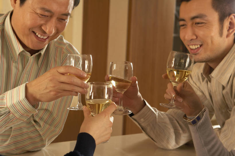 葡萄酒,东方人,成年人,中年人,老年人,脸,头,脸颊,四个人,微笑,横图,室内,白天,侧面,聚会,快乐,通讯,友谊,幸福,吧台,北京,中国,亚洲,喝,朦胧,模糊,庆祝,高脚杯,聚餐,酒类,联系,饮食,肩膀,举杯,财富,摄影,享乐,葡萄酒杯,东亚,陪同,陪伴,老年男性,年轻男性,年轻女性,亚洲人,中国人,年轻人,头部,脸部,脸蛋,面部,坐着,彩图,伴随,bj175