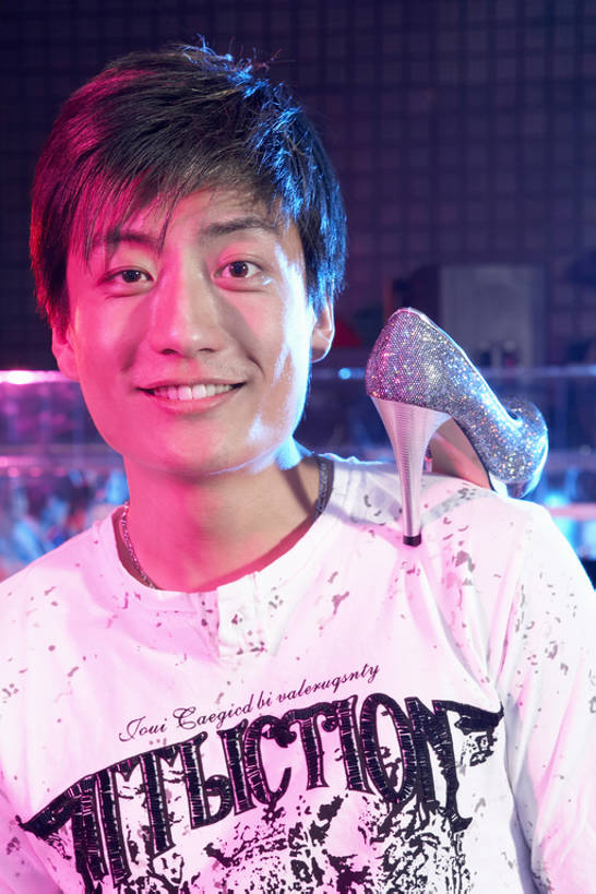 东方人,一个人,酒吧,笑,微笑,露齿笑,竖图,室内,夜晚,正面,高跟鞋,夜生活,幸福,北京,中国,亚洲,仅一个男性,仅一个人,浪漫,T恤,注视,娱乐,现代,仅一个年轻男性,观察,看,扛,站着,摄影,观看,察看,享乐,关注,提示,肖像,夜总会,东亚,年轻男性,亚洲人,中国人,年轻人,半身,彩图,白马王子,bj175