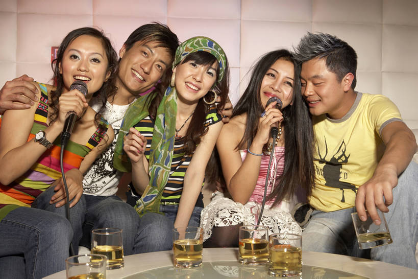 东方人,酒吧,微笑,横图,室内,夜晚,正面,聚会,夜生活,兴奋,友谊,幸福,信心,北京,中国,亚洲,五个人,表演,握,庆祝,艺术,聚餐,酒类,休闲装,娱乐,现代,刺激,饮料,张嘴,休闲,握着,摄影,ktv包厢,包厢,唱,明亮,麦克风,酷,享乐,娱乐活动,肖像,歌厅,夜总会,张大嘴巴,包房,东亚,陪同,ktv包房,陪伴,年轻男性,年轻女性,亚洲人,中国人,年轻人,张开嘴,坐着,彩图,卡拉ok,精力,伴随,bj175