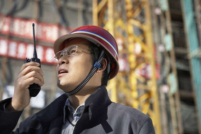 东方人,中年人,老年人,脸,头,脸颊,一个人,商务人士,建筑工人,建筑师,商务男性,打电话,横图,室外,白天,侧面,衬衫,商务,通讯,安全,成功,信心,建筑业,技术,建筑,电话,北京,中国,亚洲,表演,握,套装,工作,防护,设备,通讯设备,肩膀,脚手架,安全帽,话筒,建筑工地,职业,电话线,规划,握着,摄影,生长,技巧,保护,权威,信号,工程,无线电,固定电话,都市风光,手艺,保险,商务装,工薪阶层,东亚,发展,保全,周全,安稳,安定,无线电技术,贡献,技能,技艺,开端,交流,平安,认真,老年男性,男人,男性,亚洲人,中国人,头部,脸部,脸蛋,面部,白领,上班族,电话机,沟通,说话,通话,彩图,衬衣,妙技,本领,无线电接收机,bj175