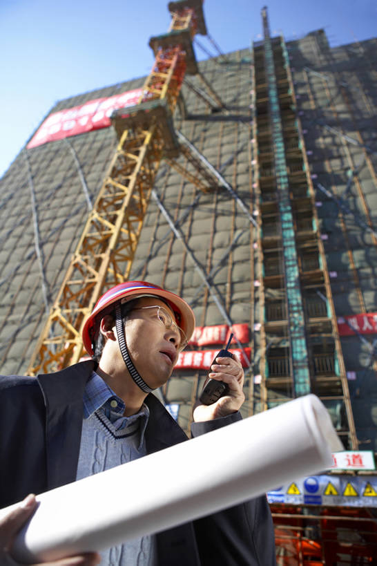 东方人,成年人,中年人,老年人,一个人,商务人士,设计师,工程师,建筑工人,建筑师,商务男性,打电话,竖图,室外,白天,留白,侧面,仰视,衬衫,商务,通讯,安全,成功,信心,计划,建筑业,技术,城市,建筑,电话,手机,北京,日光,中国,亚洲,连接,握,套装,工作,眼镜,防护,联系,设备,通讯设备,现代,脚手架,安全帽,话筒,建筑工地,站着,职业,电话线,规划,握着,工业,摄影,技巧,保护,信号,工程,无线电,便利,固定电话,顺序,都市风光,运送,手艺,保险,商务装,蓝图,工薪阶层,东亚,发展,保全,周全,安稳,安定,无线电技术,贡献,技能,技艺,进展,交流,平安,认真,老年男性,男人,男性,亚洲人,中国人,白领,上班族,设计,电话机,沟通,说话,通话,半身,彩图,低角度拍摄,衬衣,高层建筑,妙技,本领,无线电接收机,bj175