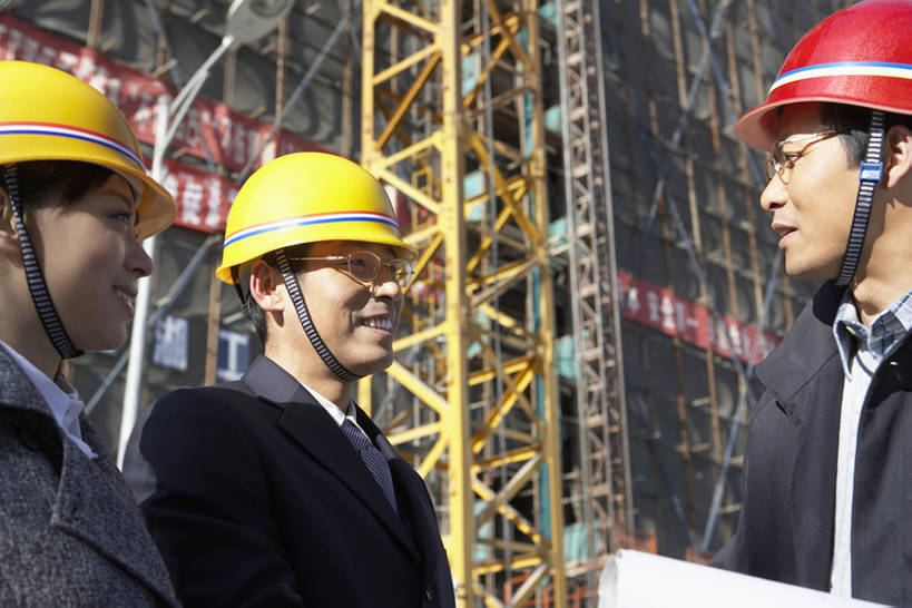 东方人,成年人,中年人,老年人,三个人,商务人士,建筑工人,建筑师,商务男性,商务女性,笑,微笑,露齿笑,横图,室外,白天,侧面,衬衫,商务,讨论,快乐,通讯,幸福,安全,成功,合作,团队,信心,计划,建筑业,技术,建筑,北京,亚洲,连接,套装,工作,瓷器,防护,脚手架,安全帽,建筑工地,职业,面对面,摄影,生长,技巧,保护,工程,享乐,都市风光,手艺,保险,商务装,合伙,蓝图,工薪阶层,渴望,东亚,发展,计划书,保全,周全,安稳,安定,贡献,技能,技艺,开端,筹划,打算,平安,老年男性,男人,男性,年轻女性,女人,女性,中年男性,中年女性,亚洲人,中国人,年轻人,白领,上班族,说话,半身,彩图,衬衣,欢乐,妙技,本领,工业设计师,bj175