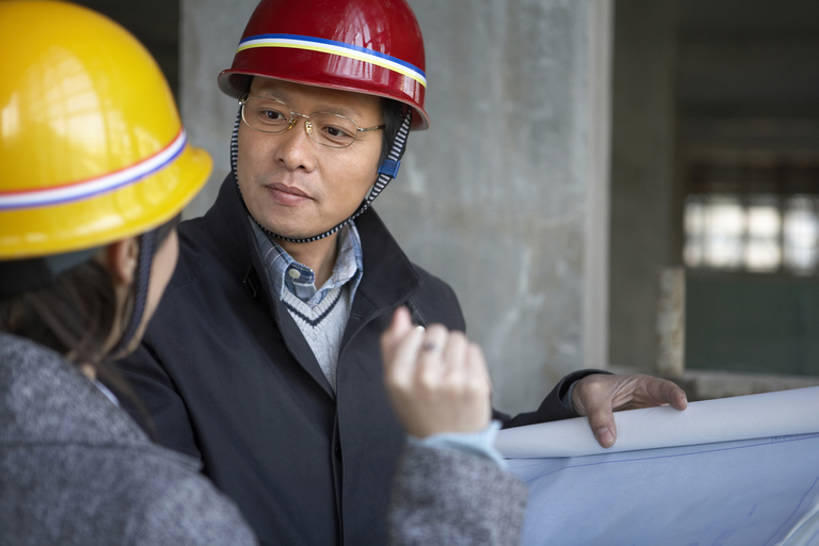 东方人,老年人,脸,头,脸颊,两个人,商务人士,建筑工人,建筑师,商务男性,商务女性,横图,室内,特写,白天,侧面,衬衫,商务,讨论,通讯,兴奋,安全,成功,合作,团队,信心,计划,建筑业,技术,城市,建筑,北京,中国,亚洲,握,套装,检查,工作,防护,刺激,肩膀,脚手架,安全帽,建筑工地,职业,面对面,规划,握着,摄影,技巧,保护,工程,手艺,保险,商务装,合伙,蓝图,工薪阶层,东亚,发展,保全,周全,安稳,安定,贡献,技能,技艺,平安,老年男性,男人,男性,年轻女性,女人,女性,亚洲人,中国人,年轻人,头部,脸部,脸蛋,面部,白领,上班族,说话,彩图,衬衣,妙技,本领,工业设计师,bj175