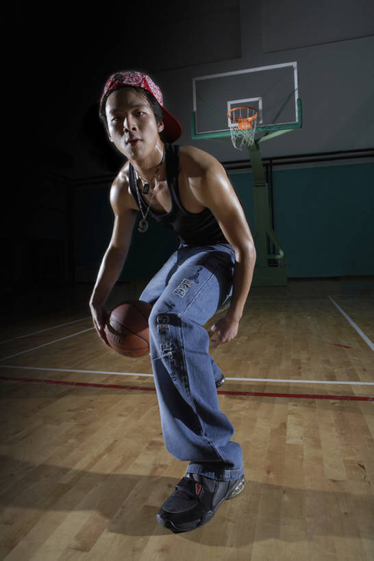 东方人,健壮,一个人,体育馆,健身房,运动场,蹲,竖图,室内,时尚,游戏,运动,信心,城市,北京,中国,亚洲,仅一个男性,仅一个人,握,棒球帽,球场,竞技运动,篮球运动员,注视,牛仔裤,休闲装,体育场,球,仅一个年轻男性,观察,看,站着,健康,个性,握着,摄影,观看,察看,专心,酷,嘻哈,风格,关注,肖像,街头篮球,篮球运动,东亚,运动馆,技能,男人,男性,年轻男性,亚洲人,中国人,年轻人,彩图,全身,韧性,态度,盘球,bj175