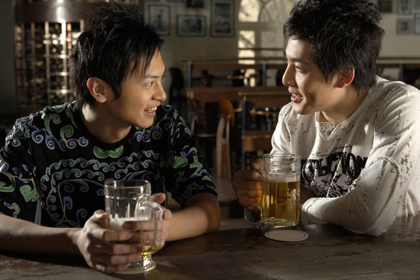 啤酒,东方人,成年人,两个人,酒吧,笑,微笑,露齿笑,横图,室内,白天,正面,聚会,时尚,讨论,夜生活,快乐,通讯,友谊,幸福,运动,吧台,杯子,玻璃,北京,中国,亚洲,喝,连接,握,聚餐,食品,酒类,饮品,休闲装,娱乐,饮食,食物,饮料,啤酒杯,休闲,面对面,放松,个性,亲密,握着,摄影,生活方式,酷,享乐,愉悦,可口,东亚,陪同,适口,陪伴,男人,男性,年轻男性,亚洲人,中国人,年轻人,休闲活动,说话,坐着,半身,彩图,欢乐,酒馆,伴随,bj175